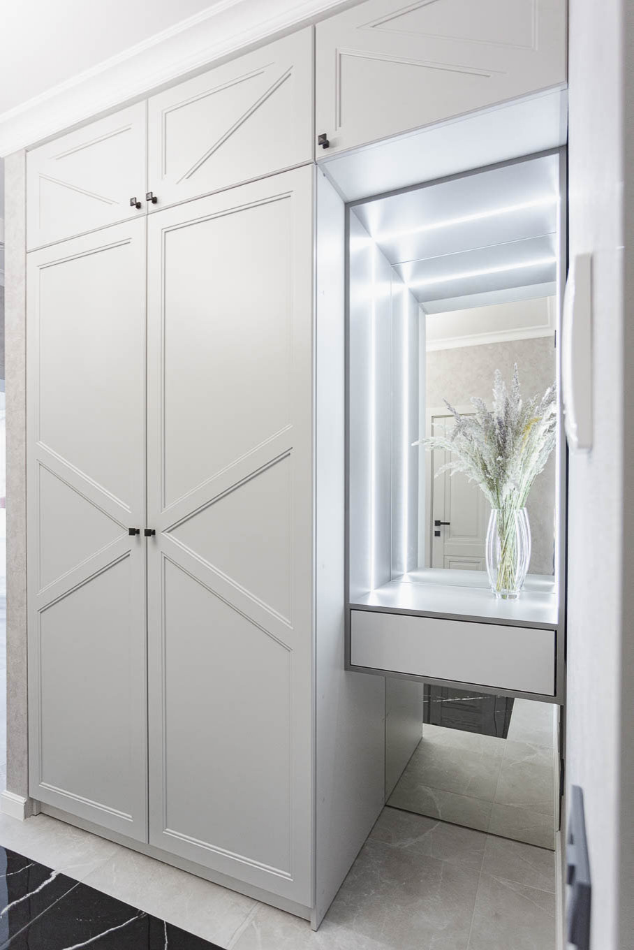 Современный шкаф в прихожую