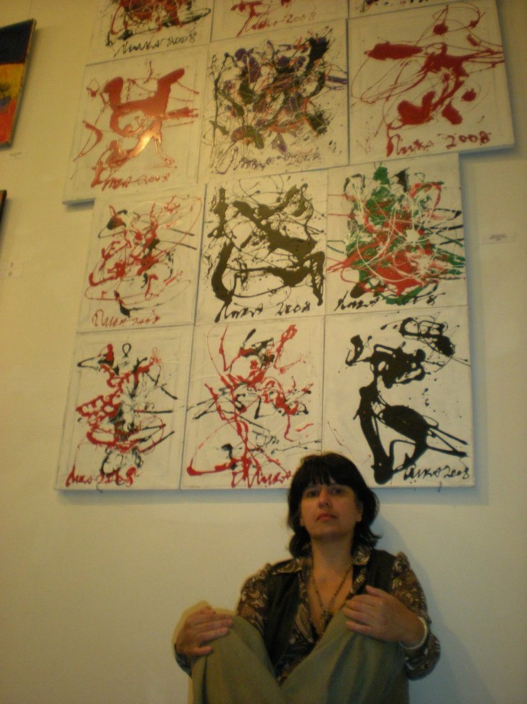 На фоне картин Лики Волчек