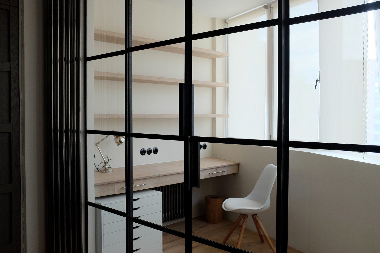 Перегородки из чёрного металла и стекла