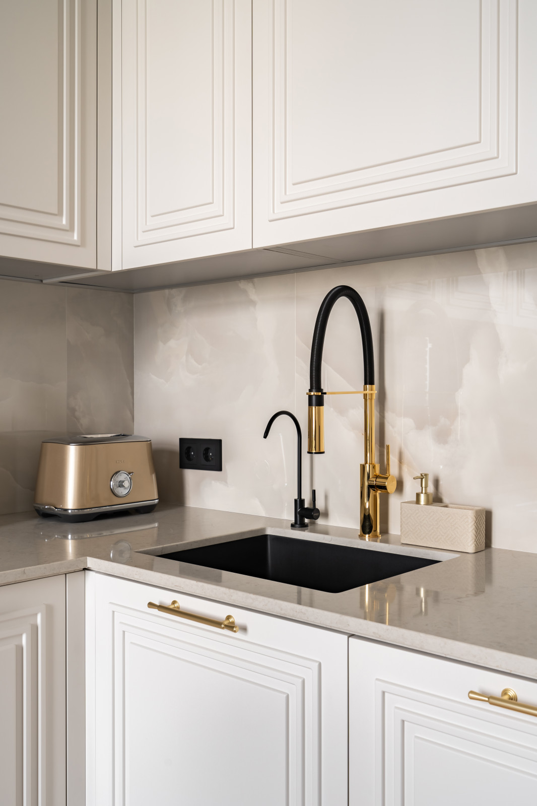 Белая кухня в стиле итальянцев