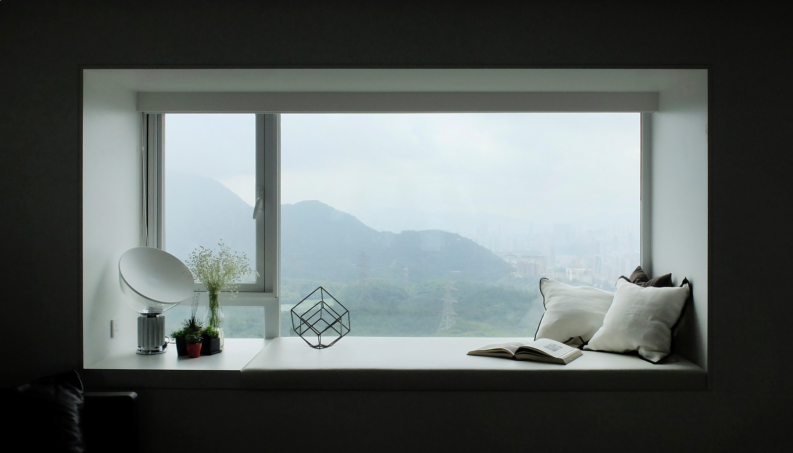 Houzz Гонконг: Свет и панорамные виды в минималистичной квартире