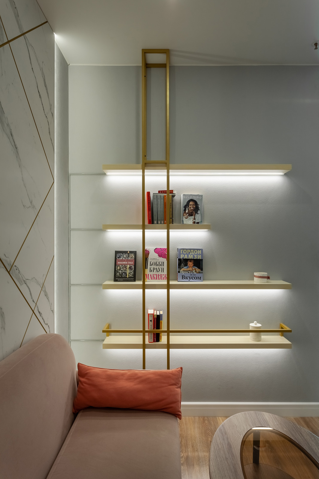 Для полок по специальному проекту была изготовлена металлическая рама