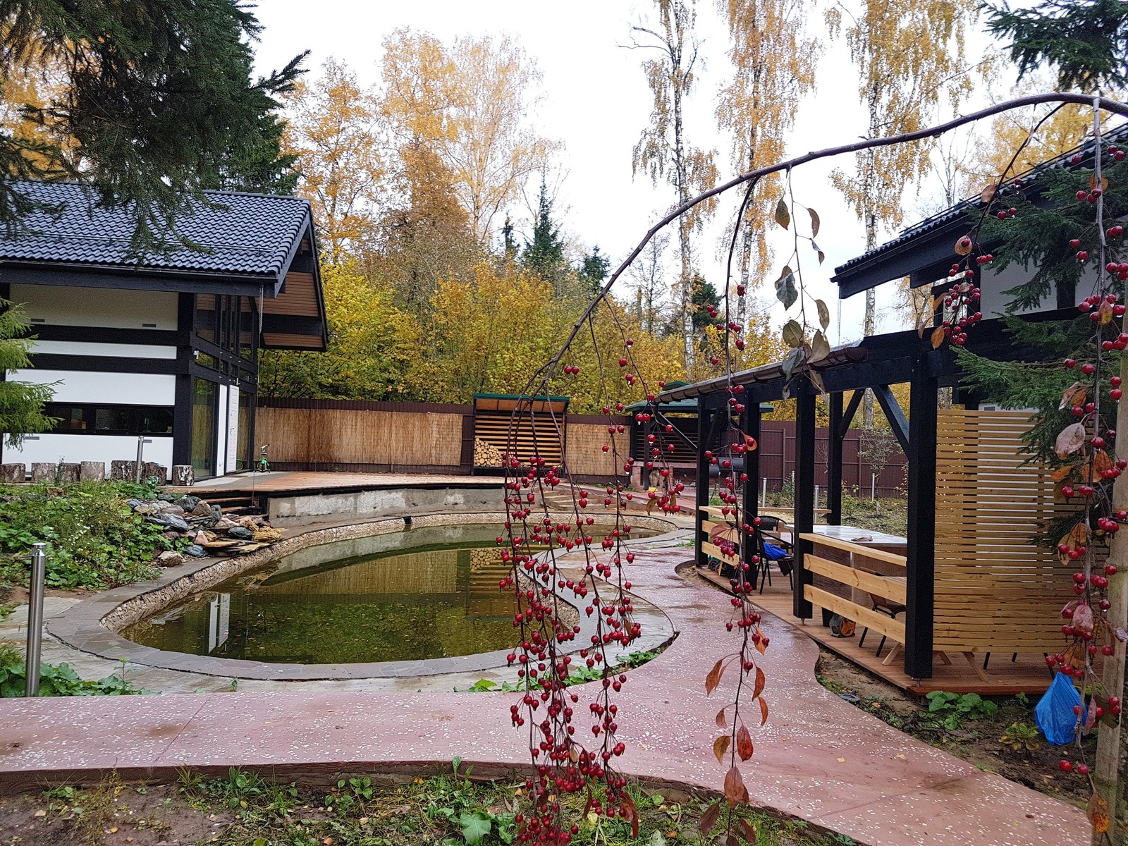 Пруд рядом с домом в стиле ФАХВЕРК