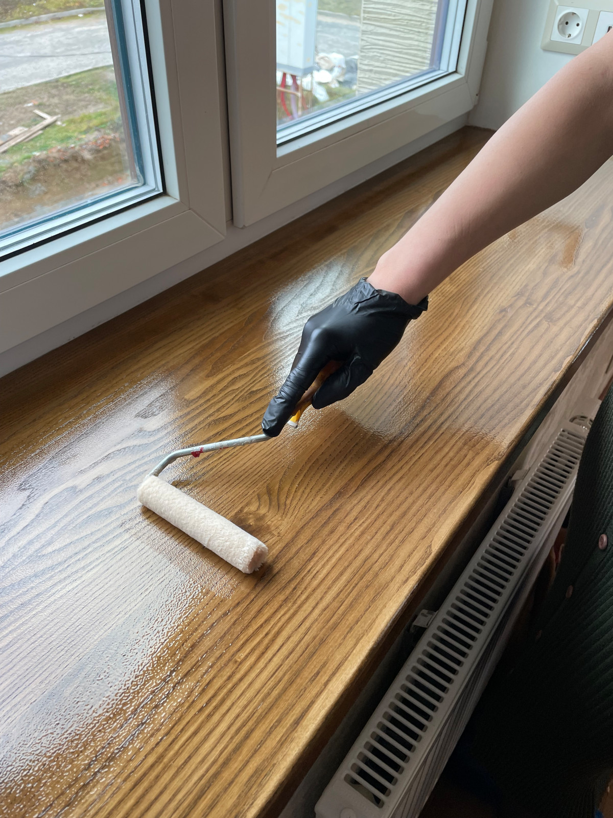 Подоконник из массива в ванной в частном доме