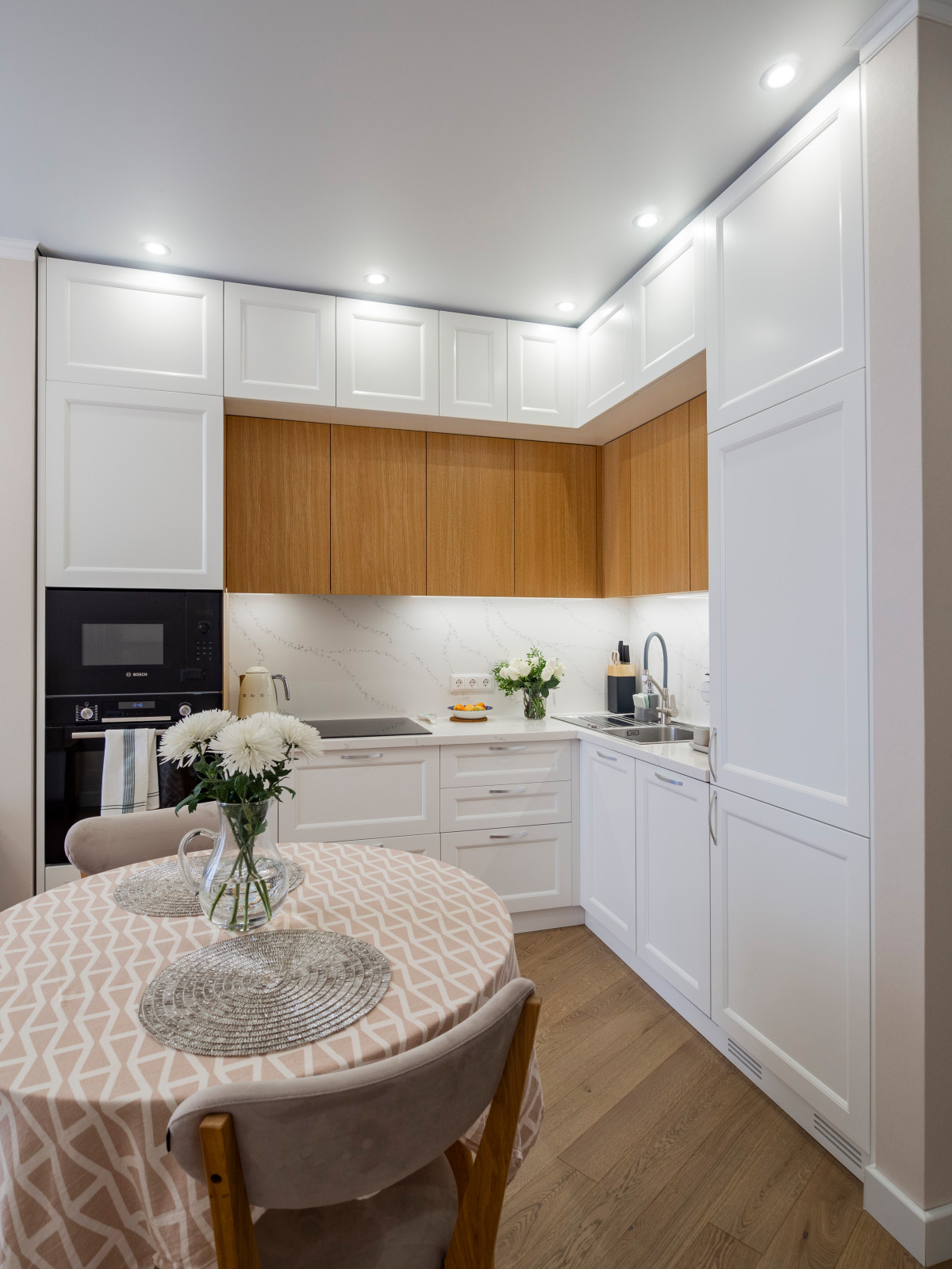 Уютная белая неоклассическая кухня с элементами под дерево