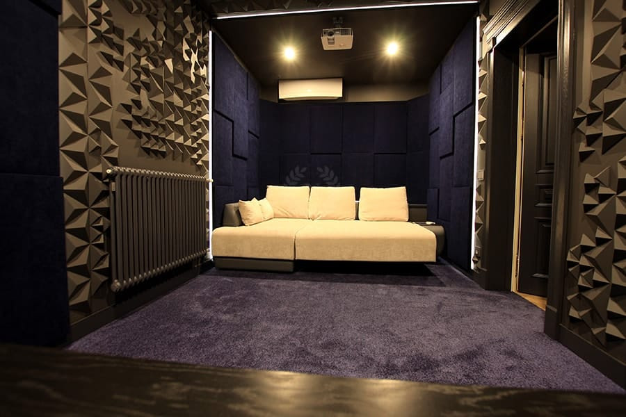 ПРОЕКТ «ЖУКОВКА» Компактный кинозал в коттедже