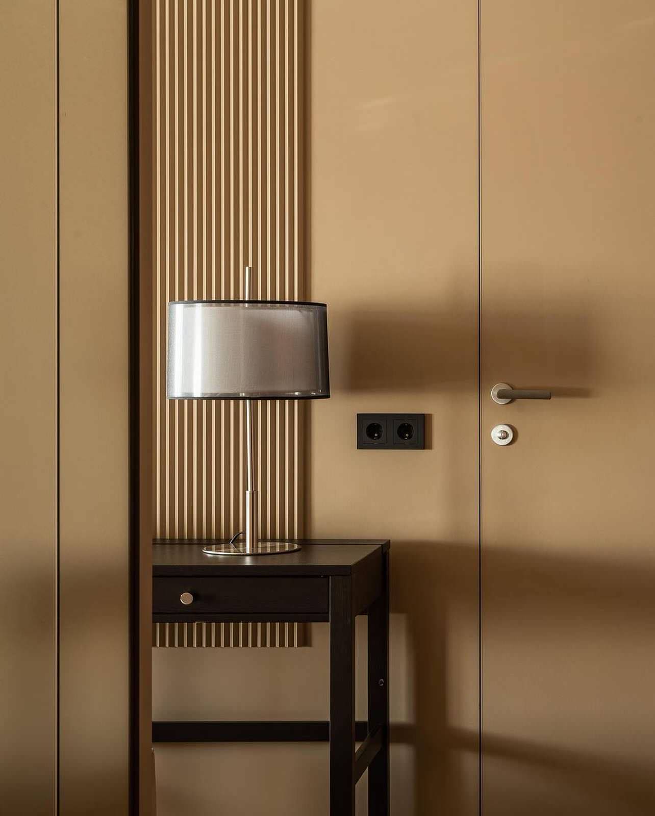 Интерьер квартиры-студии с карамельно-коричневой гаммой