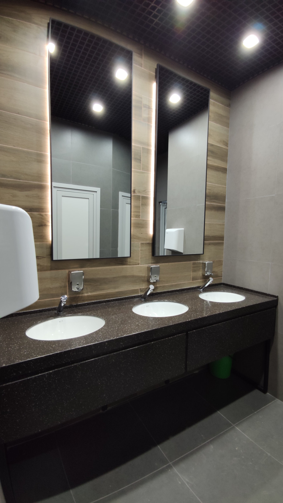 Оформление небольшого торгового центра в г.Северодвинске