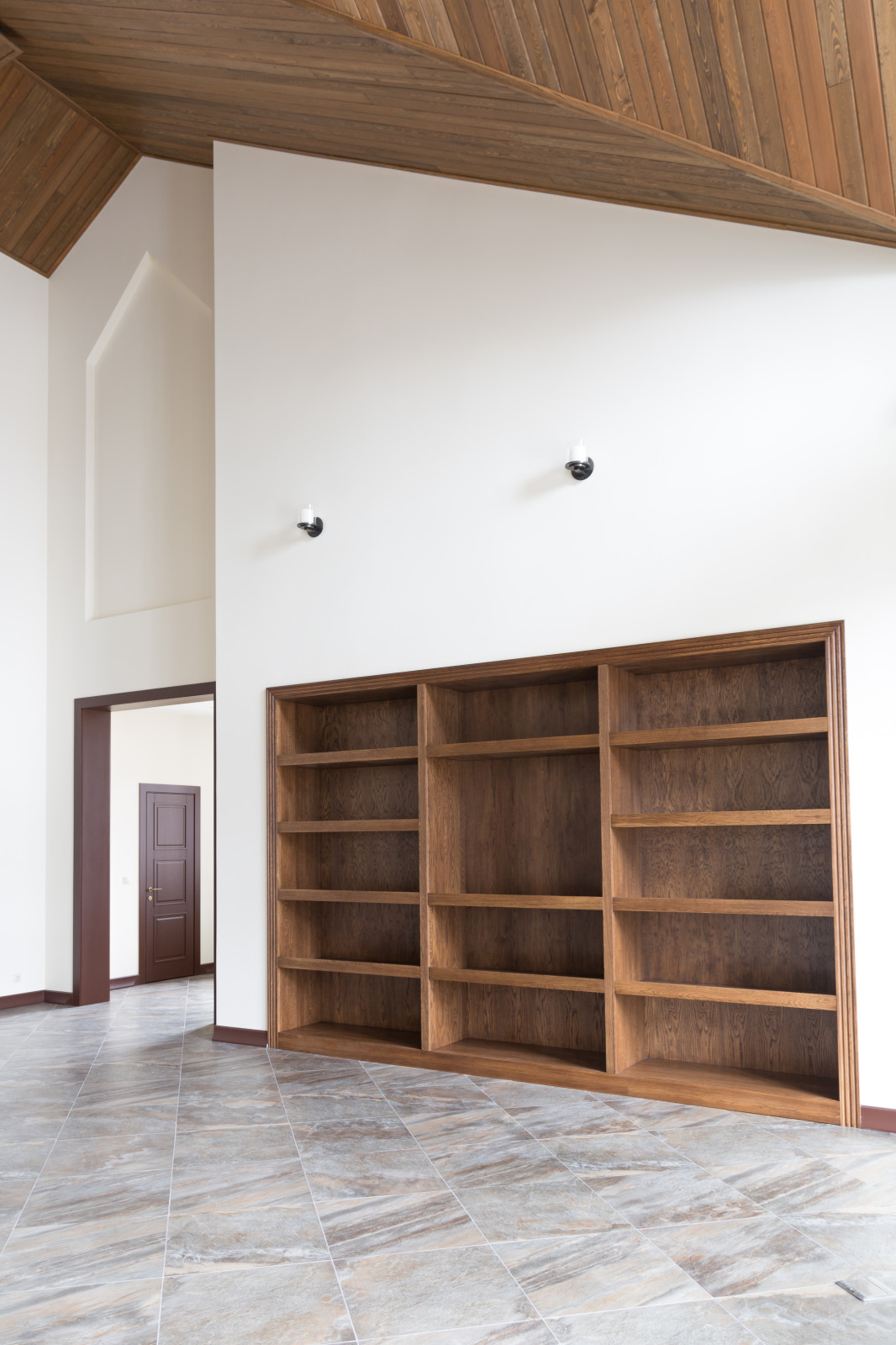 Встроенный открытый шкаф в каминной из дуба в масле