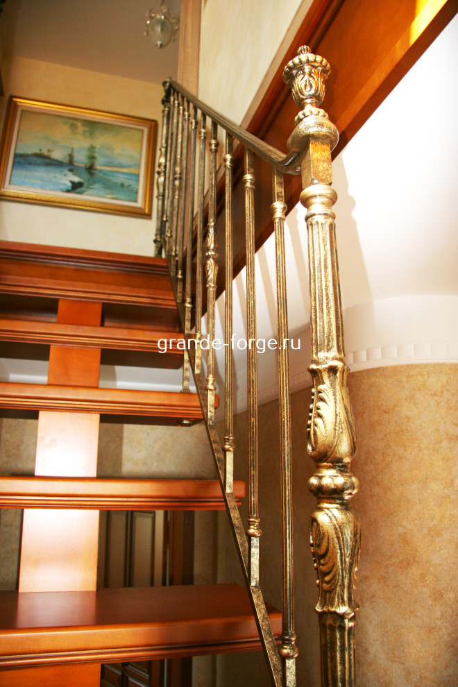 Лестница на центральном косоуре с чугунным ограждением Grande forge(Франция)