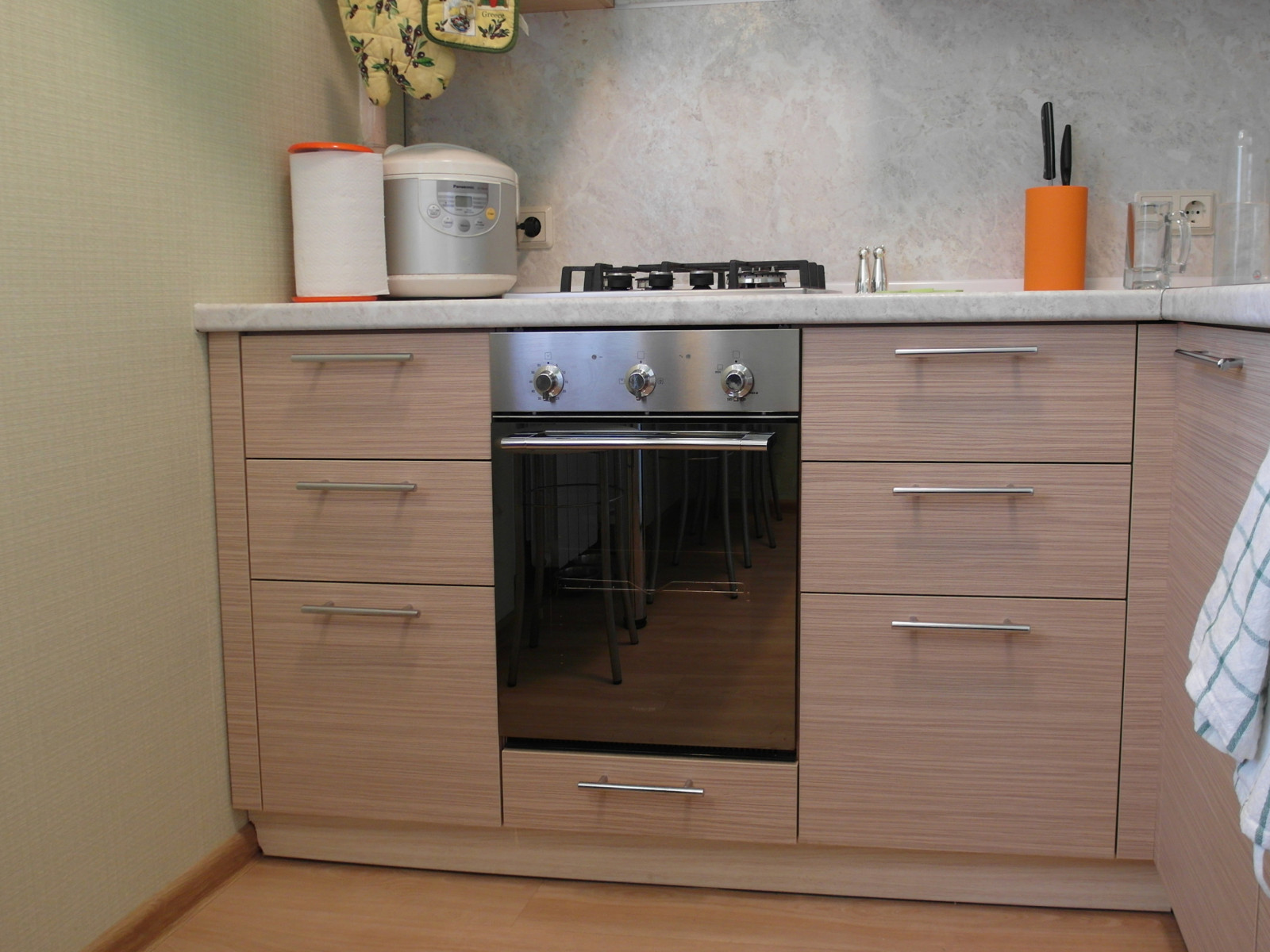 Газовый духовой шкаф и ящики для хранения