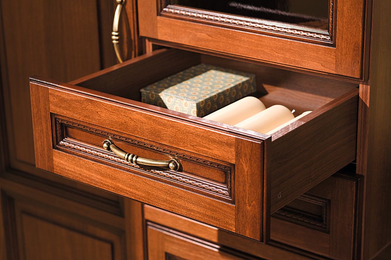 узкий выдвижной ящик