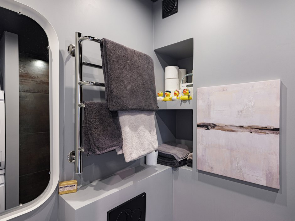 Квартира-студия с черным потолком в стиле лофт