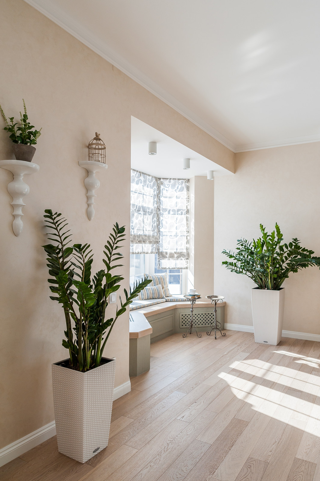 Загородный дом с розовой столовой