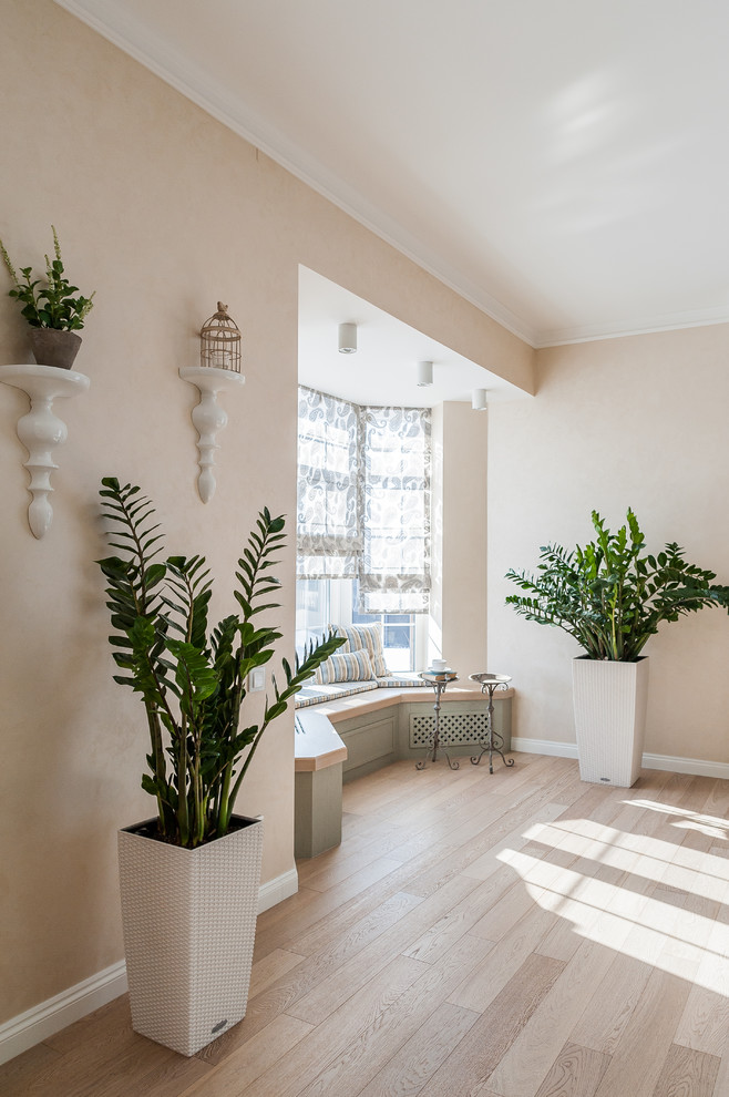 Загородный дом с розовой столовой