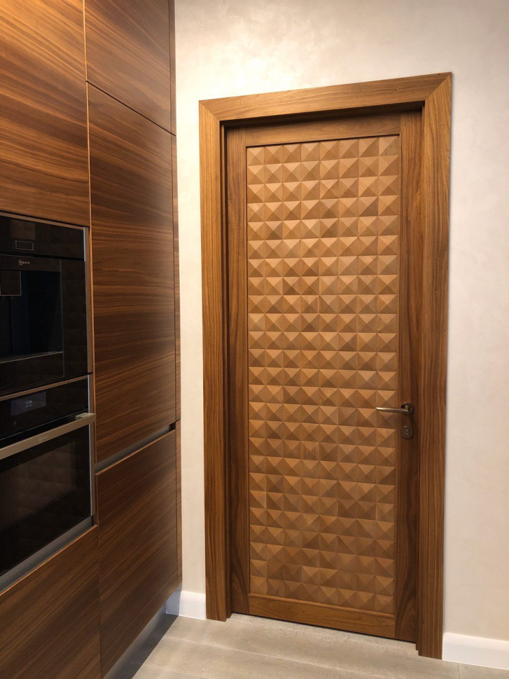 Двери из массива в апартаменты