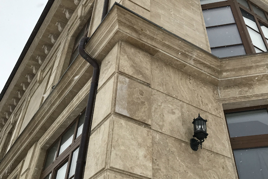 облицовка фасадов травертином из Ирана