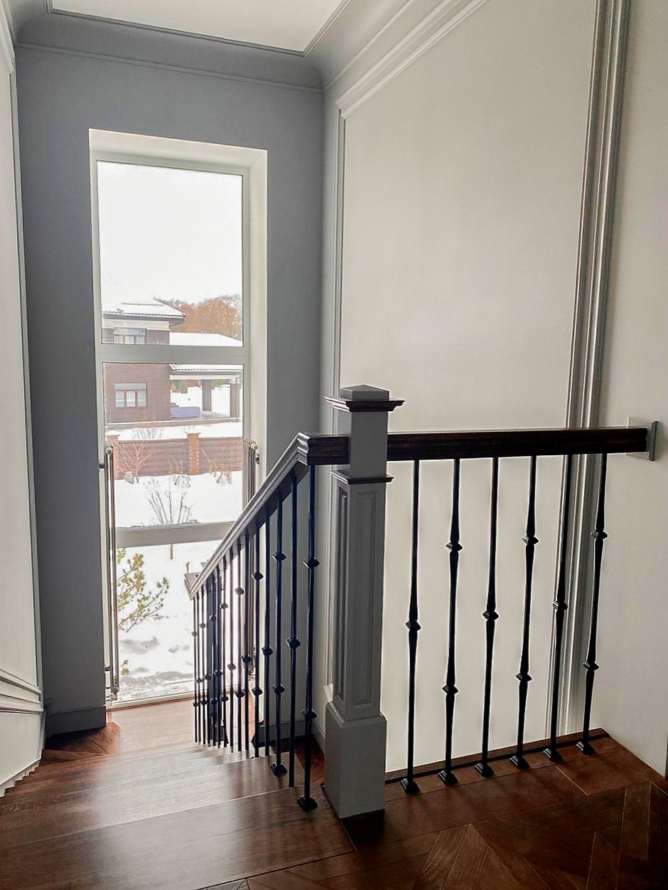 Современная лестница из дуба и металла с подсветкой