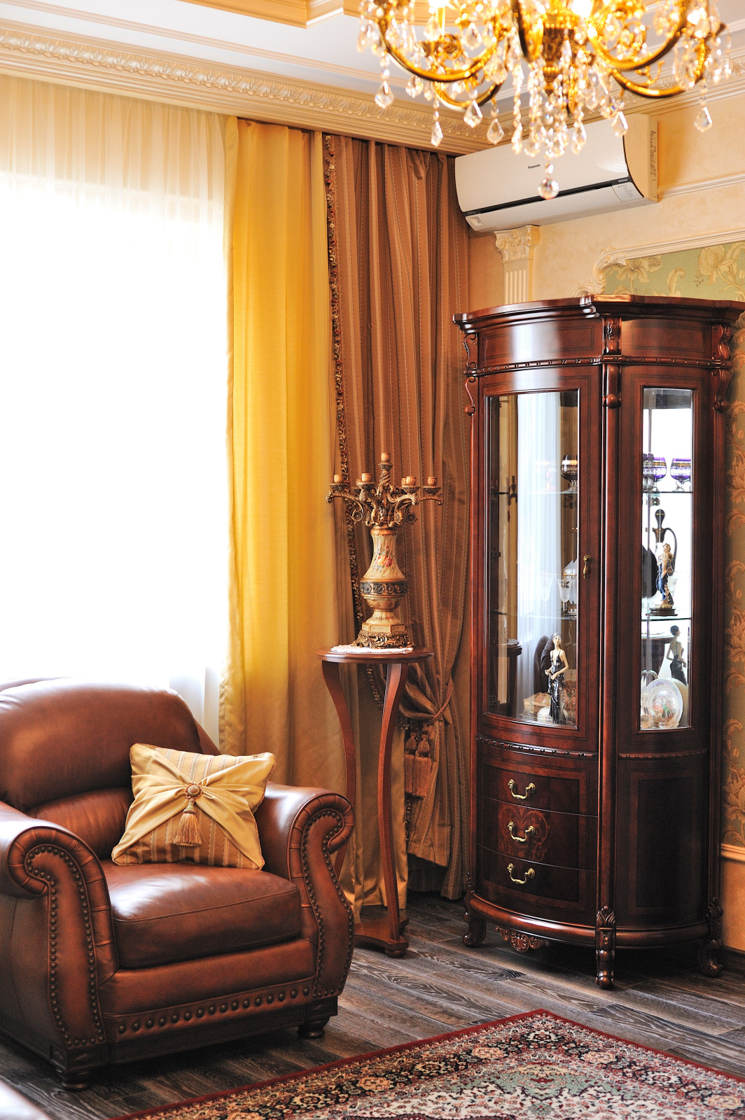 Интерьер дома в классическом стиле (250 кв м)