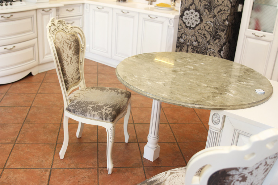 Белая кухня в викторианском стиле (реализованный проект)