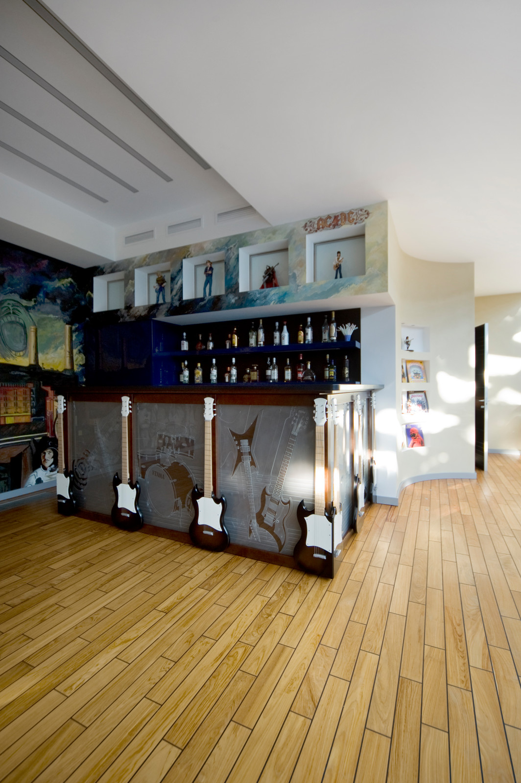 Бар в бассейне. Резиденция Монолит