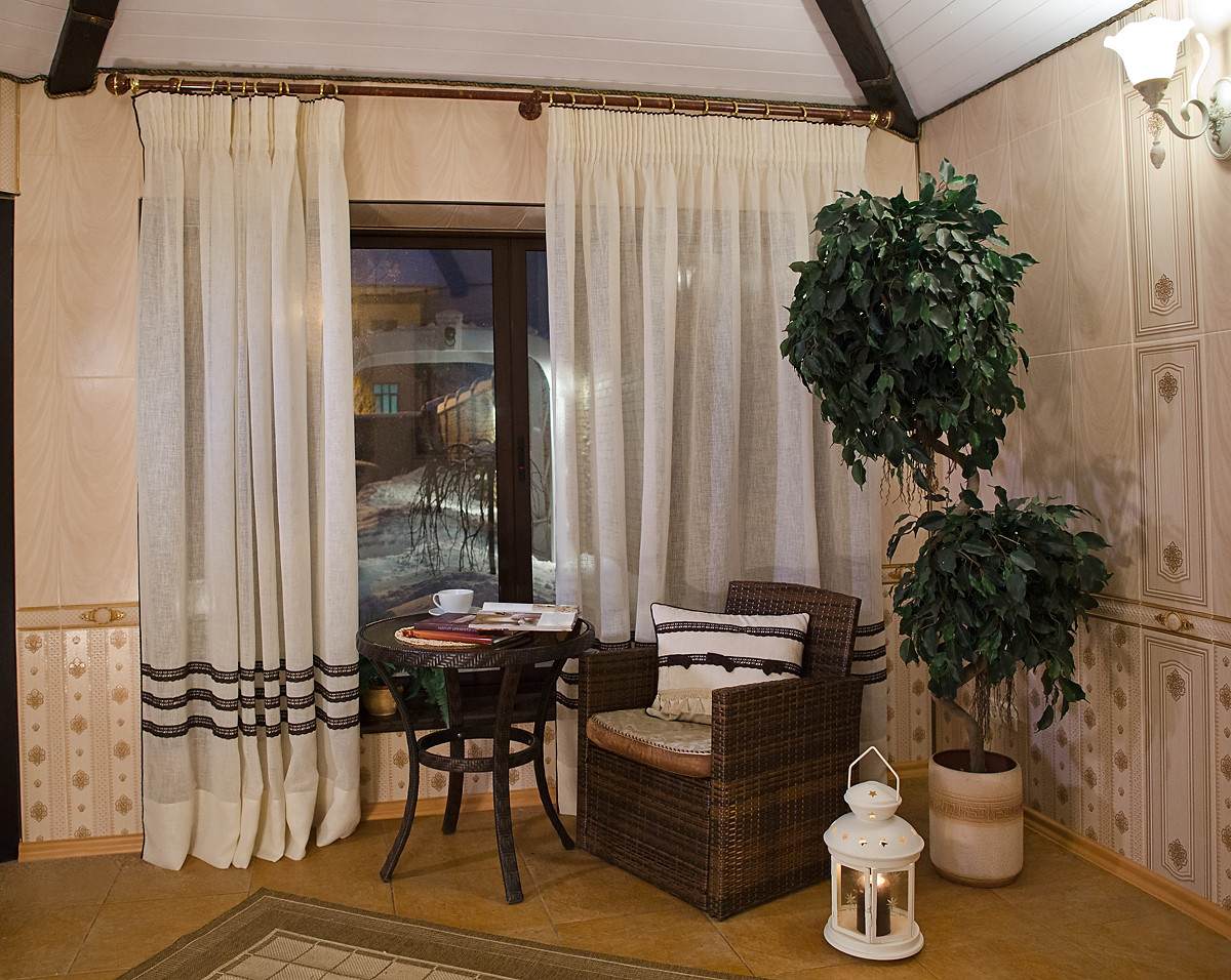 окно в беседке