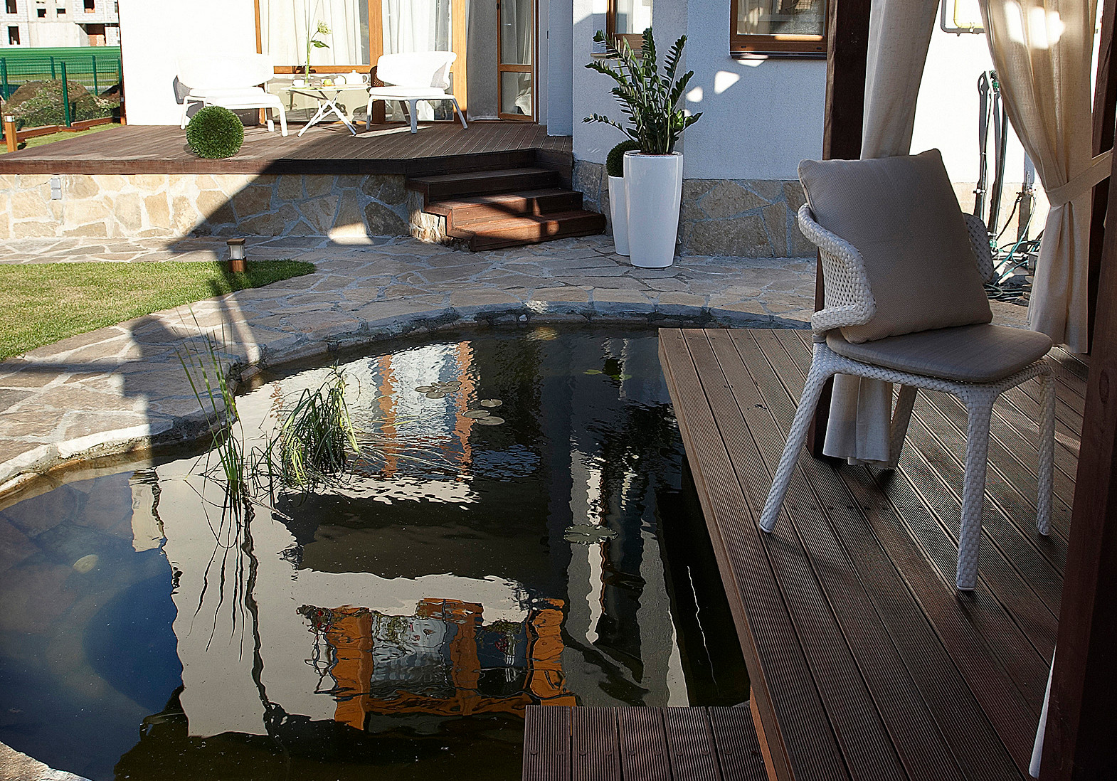 Беседка над прудом