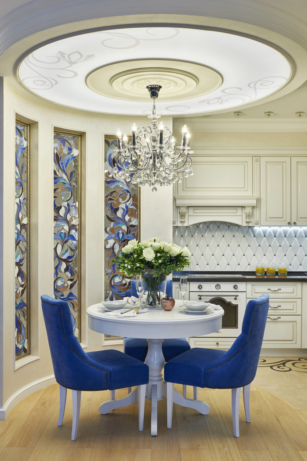 Классика в нейтральных оттенках с вкраплением "вкусных"акцентов.