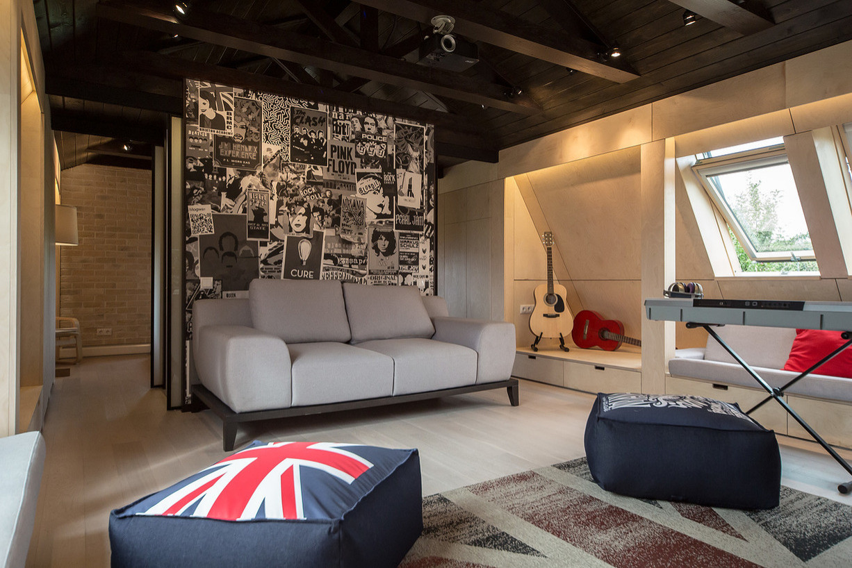 Интерьер мансарды дачного дома в Подмосковье