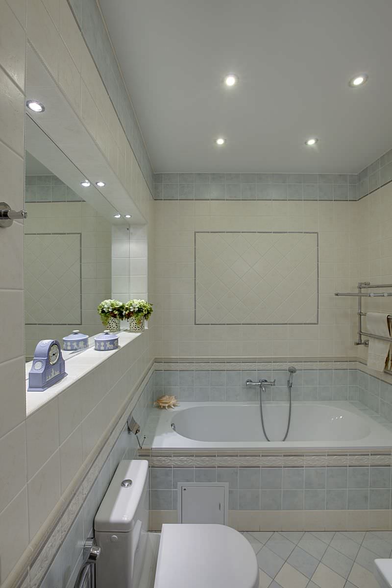 по обе стороны стекла