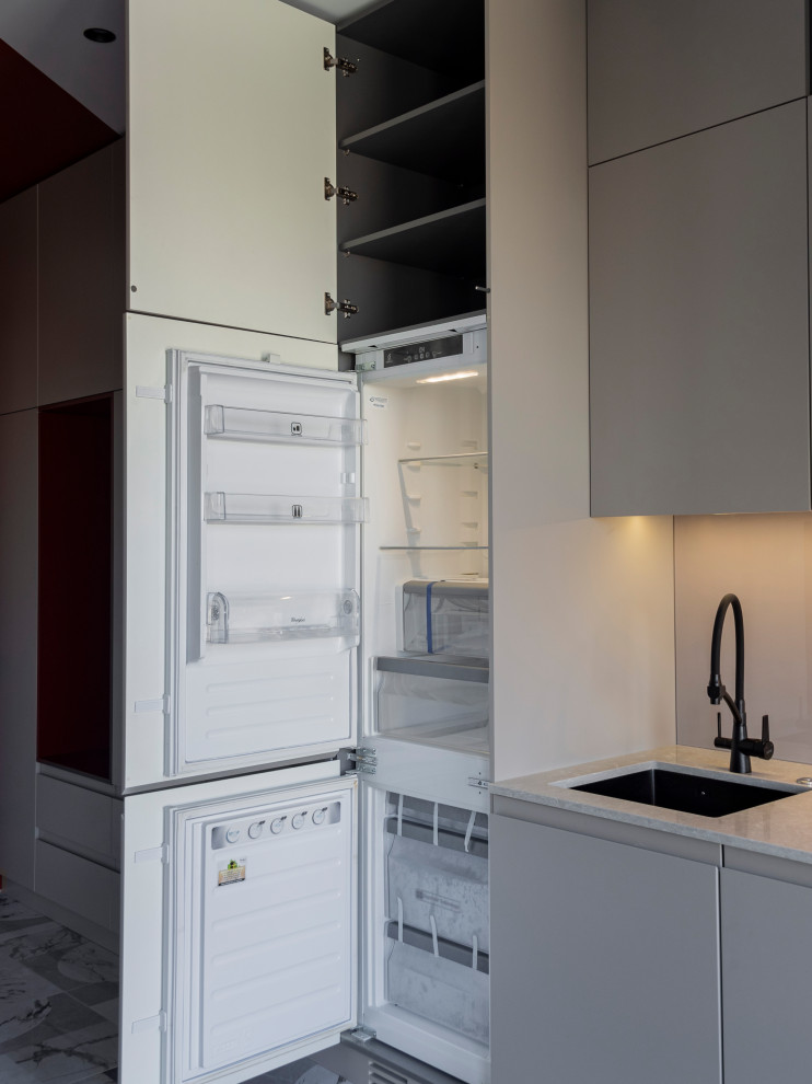 Большая стильная кухня в неоклассическом стиле в светлых тонах