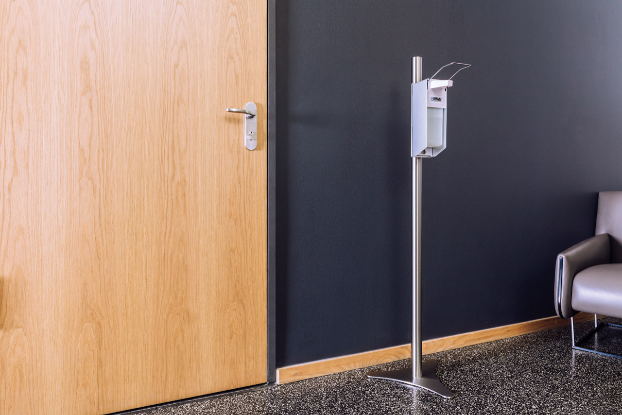 Диспенсер для антисептика, напольный. Материалы: латунь и нержавеющая сталь!