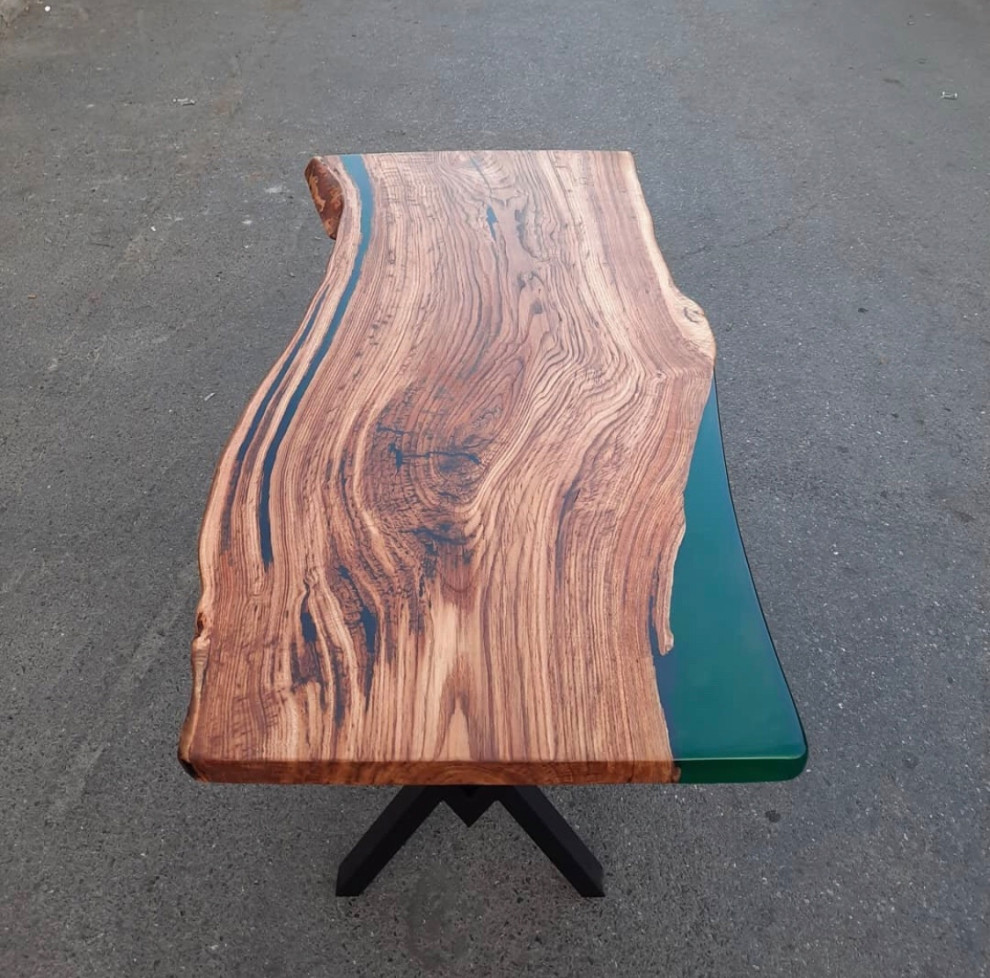 Обложка проекта: Стол из цельного массива с заливкой края стола в полупрозрачный цвет.