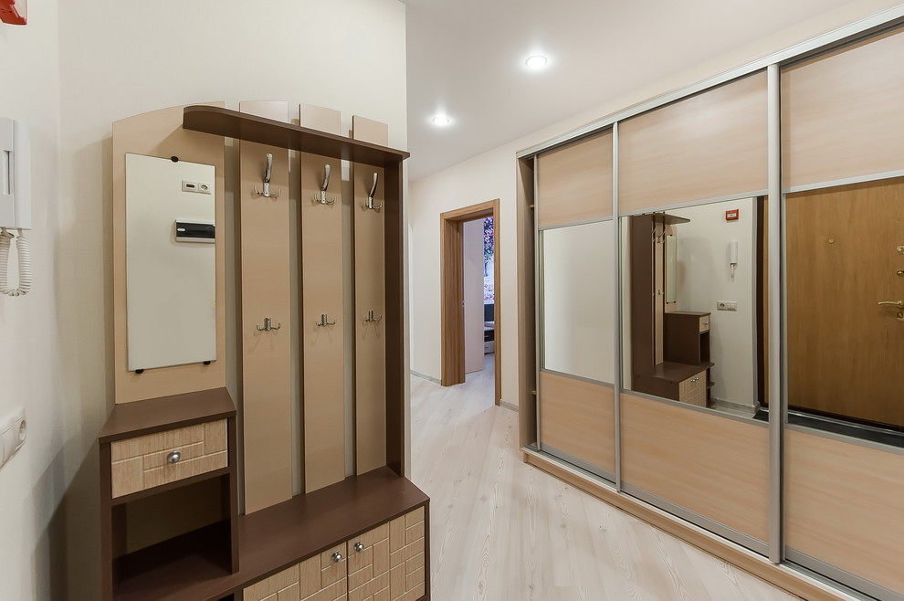 Прихожая. Светлая прихожая с большим вместительным шкафом.