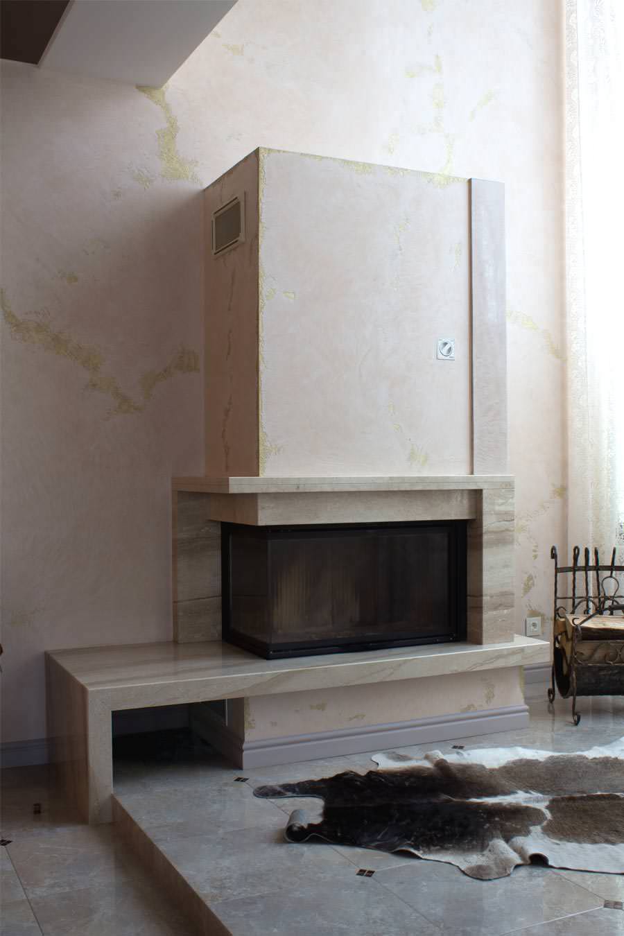 Современный камин с угловым стеклом