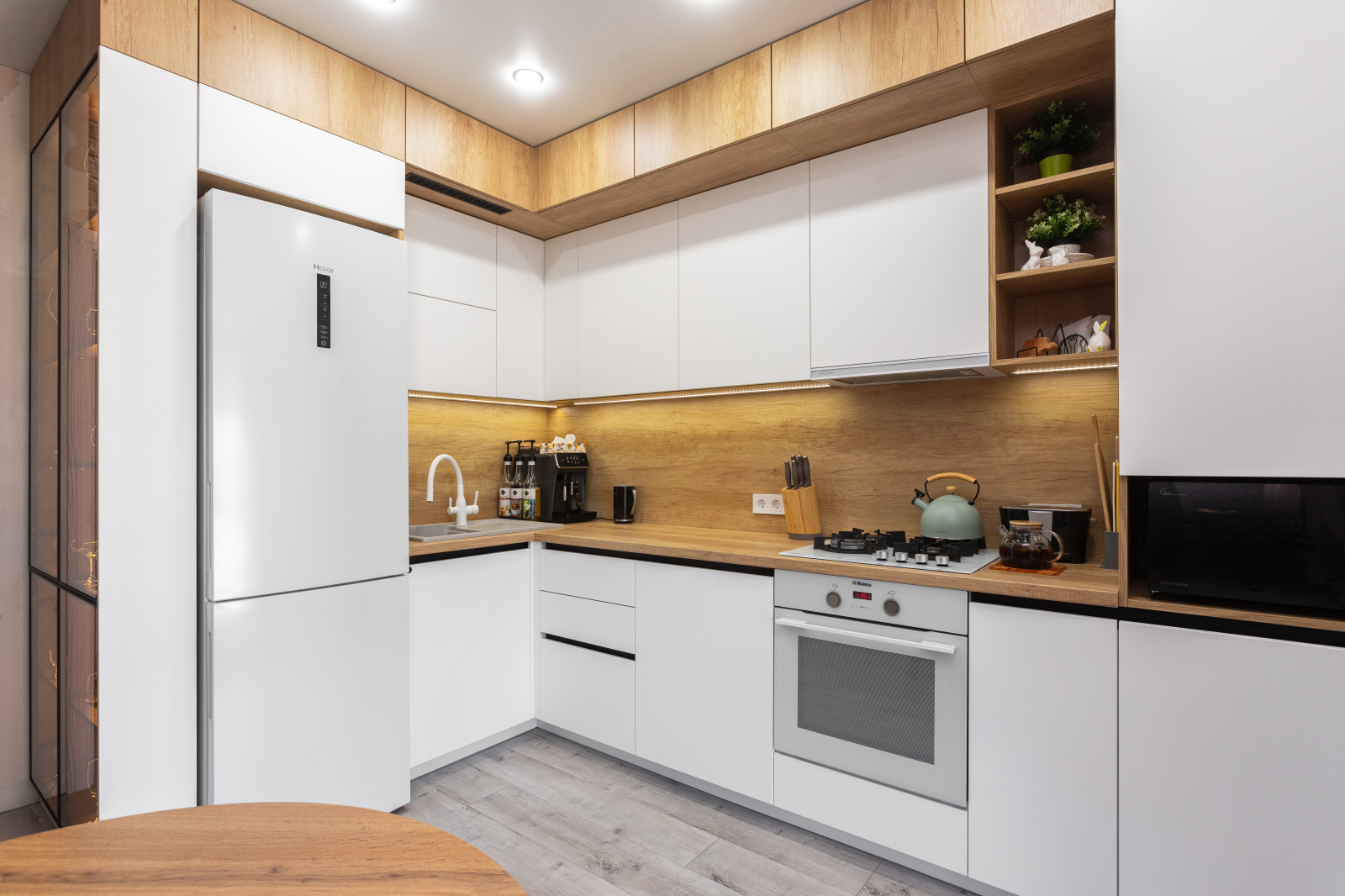 Кухня в современном стиле с витринами в Калининграде