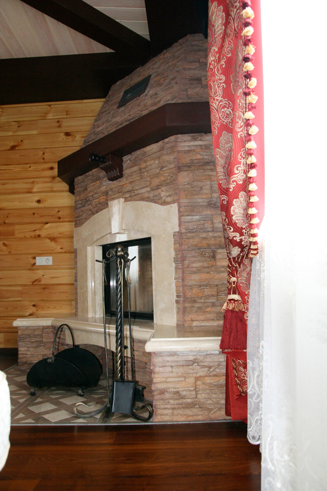 Гостиная в коттедже из клееного бруса