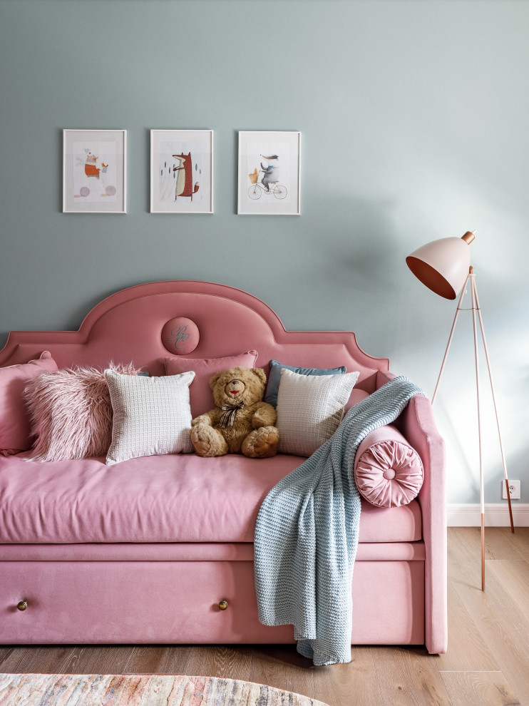 Двухуровневая квартира с лестницей из дерева и стекла