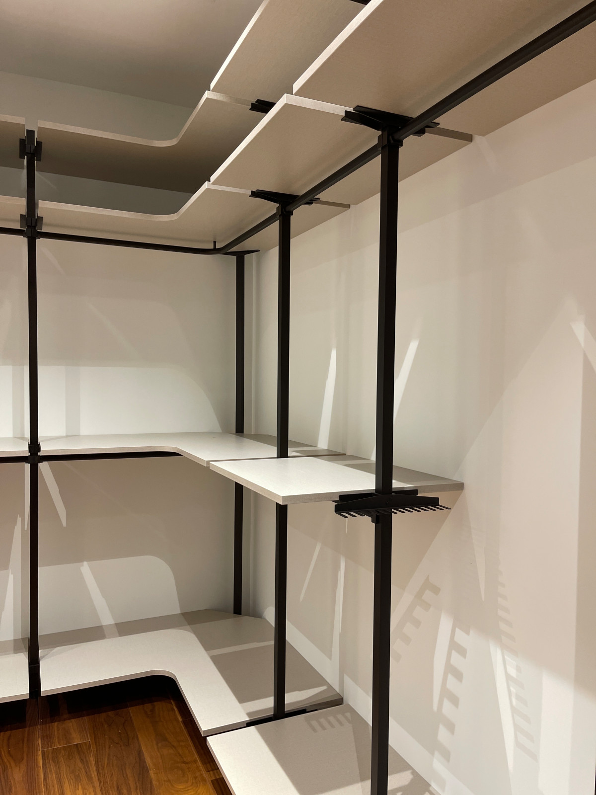 Распашной шкаф с системой RPE raumplus и Гардеробная система UNO raumplus