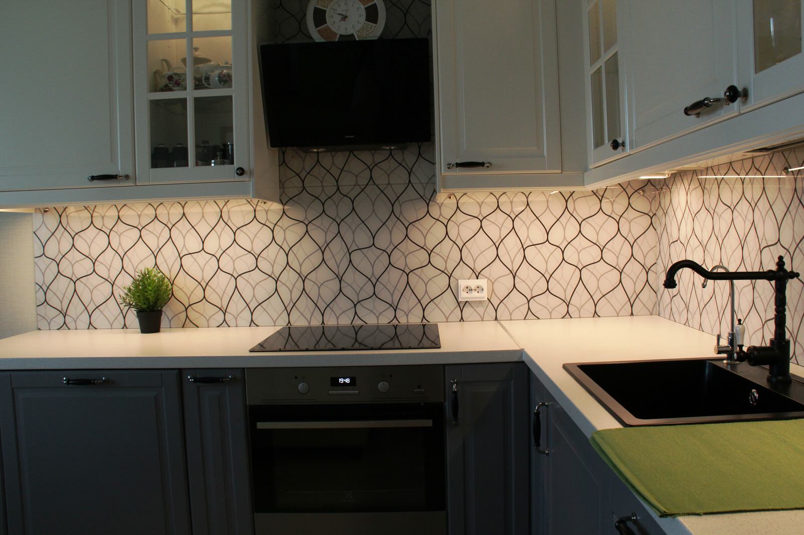 Фартук для кухни Икея с сочетанием фасадов Будбин светлый и серый