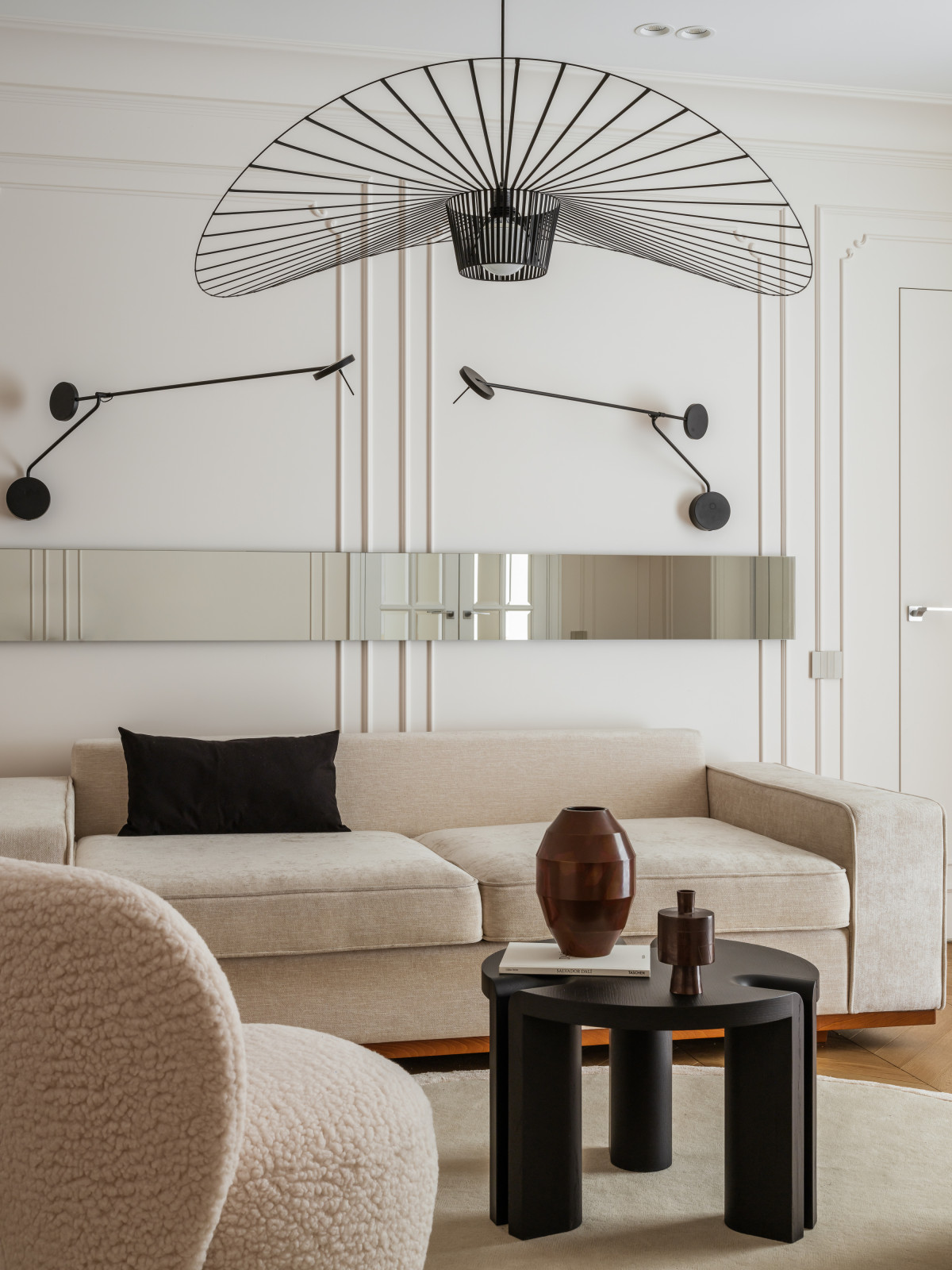 Французское настроение и мотивы шинуазри: семейная квартира