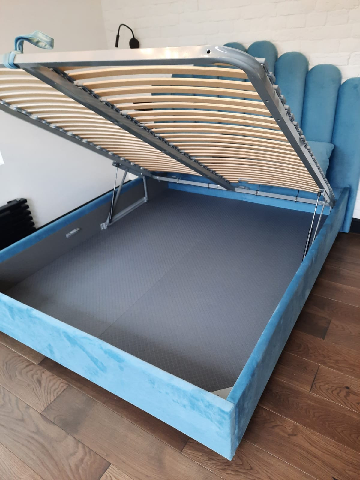 Кровать по проекту дизайнера.