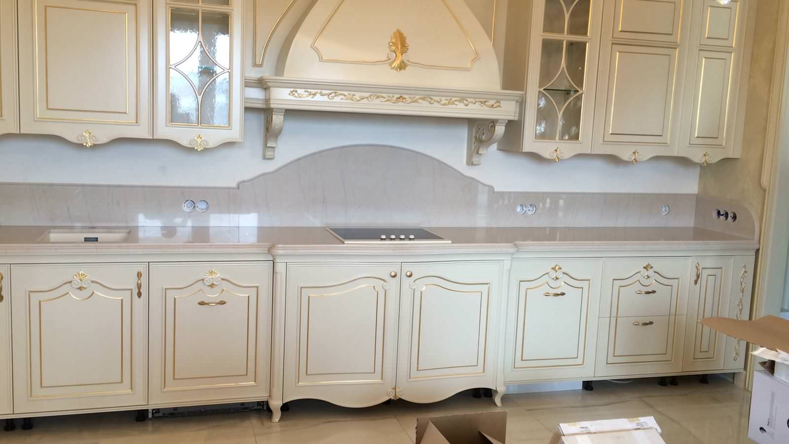 Обложка проекта: Столешница с подклейкой и фигурным фартуком из нат. кварцита Exclusive White