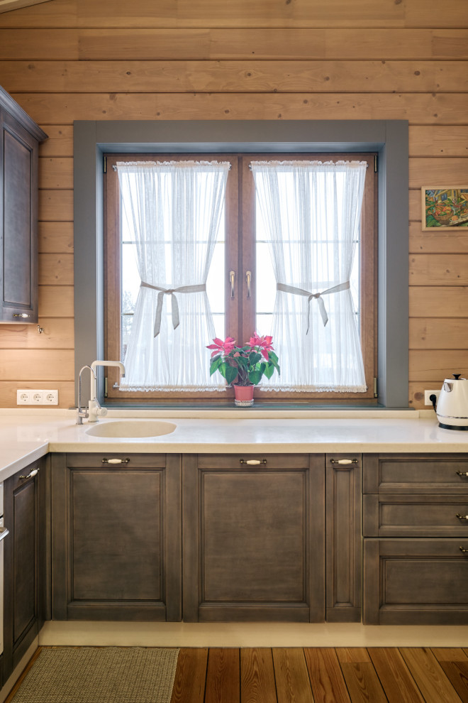 Серые двери в доме из бруса