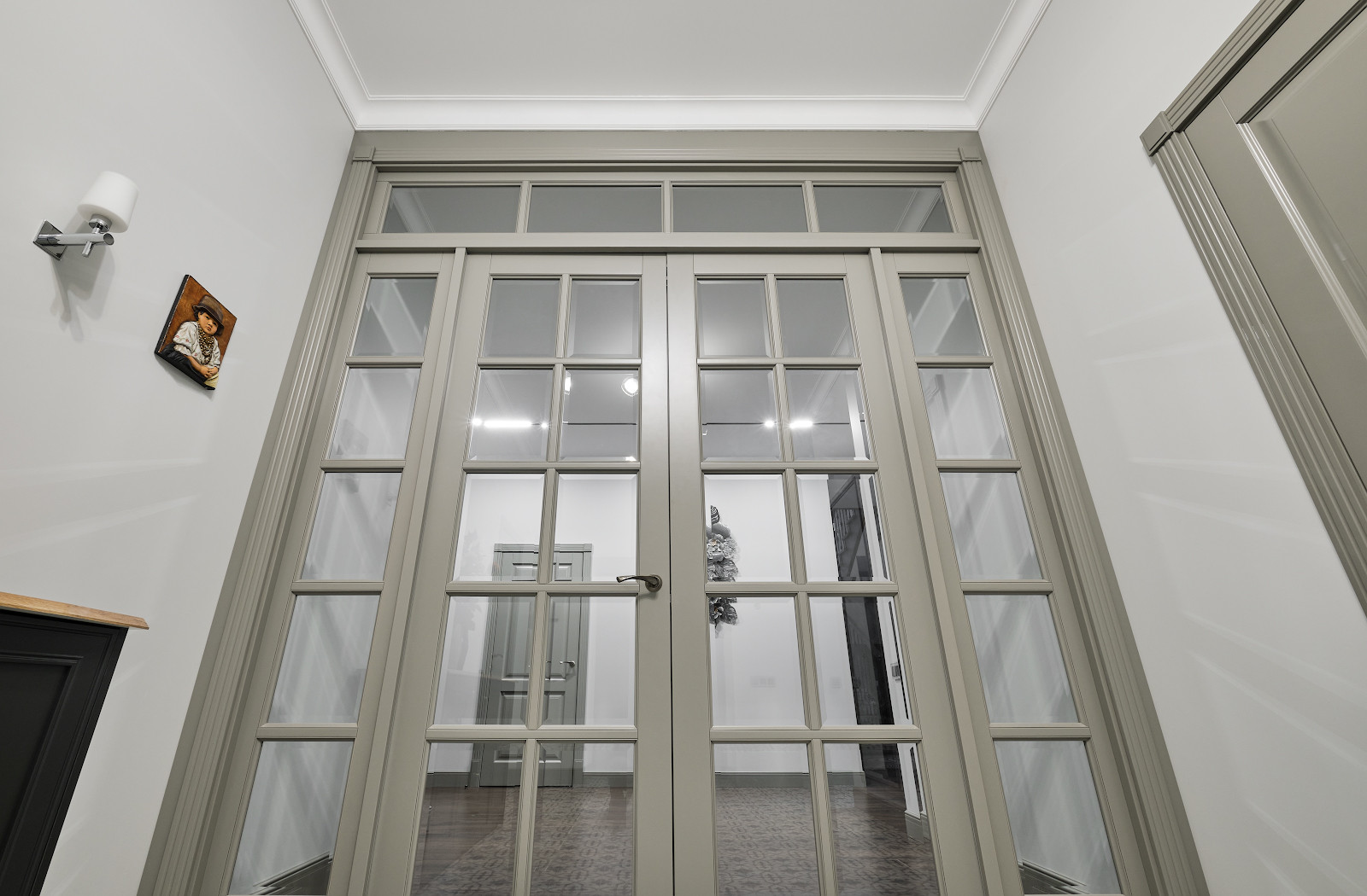 Обложка проекта: Кантри Ral 7030 в интерьере дома