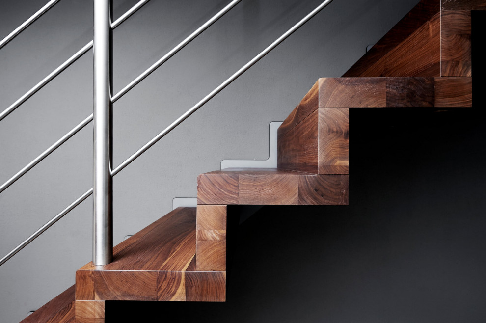 Консольная лестница из ореха с балюстрадой из нержавеющей стали