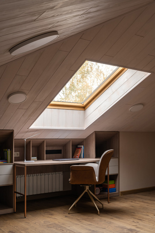 кабинет в доме на мансардном этаже