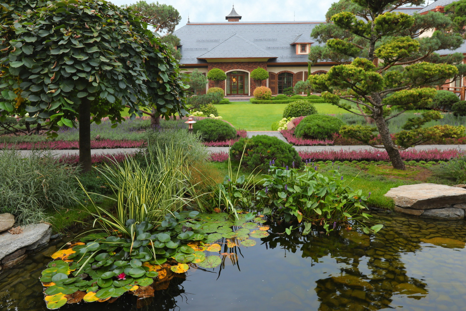 Коттеджный сад в Барвихе (дизайн и исполнение компании "Imperial Garden")