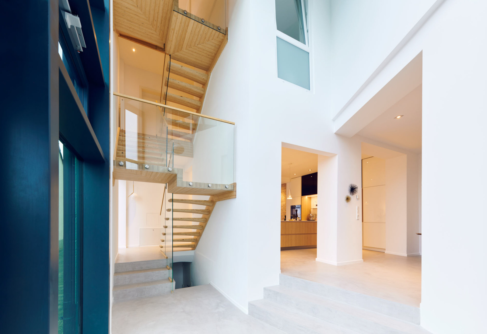 Обложка проекта: Консольная лестница из ЛВЛ со стеклянным ограждением