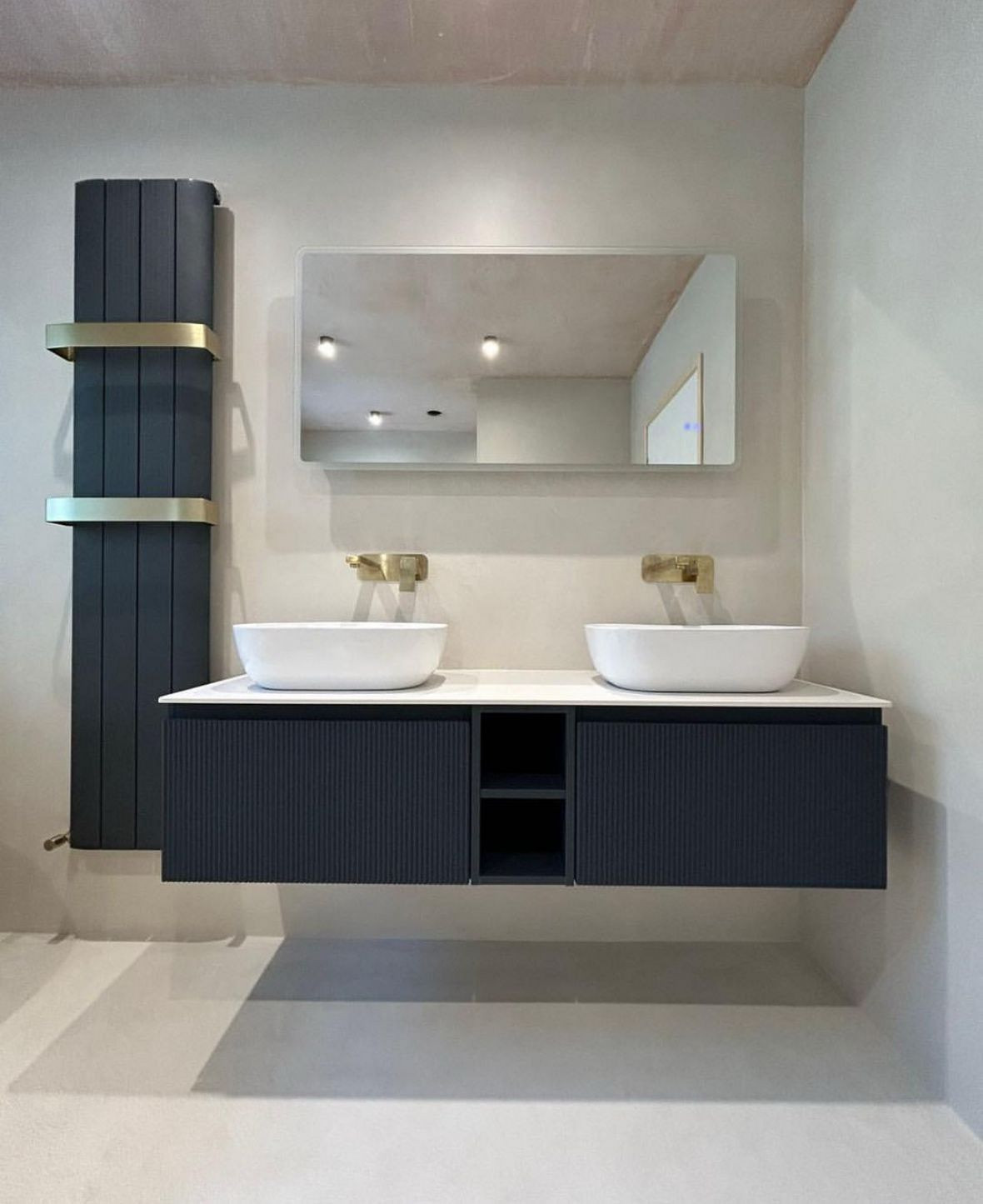 Современная ванная комната с покрытием из микроцемента